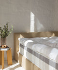 Modernes Bett mit Matratzen Bundle, bestehend aus Taschenfederkernmatratze und federfreiem Topper für zusätzlichen Liegekomfort.