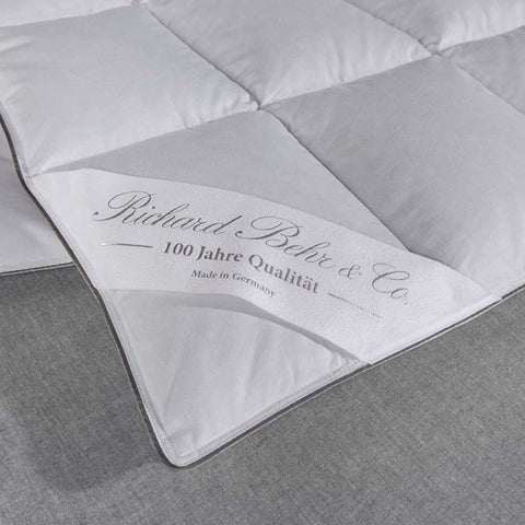 Detailaufnahme einer exklusiven Eiderdaunendecke von Richard Behr & Co. mit hochwertiger Verarbeitung und Made in Germany Qualität