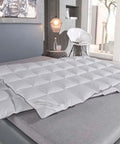 Hochwertige Eiderdaunendecke mit Kassettensteppung auf elegantem Designerbett für optimalen Schlafkomfort und gleichmäßige Wärmeverteilung