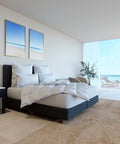 Luxuriöse Gänsedaunendecke auf modernem Bett in hellem Designer-Schlafzimmer mit Meerblick und hochwertigen Kissen