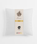 Excellence Gänsedaunenkopfkissen in Originalverpackung mit Qualitätskennzeichnung und luxuriöser Verarbeitung für anspruchsvollen Schlafkomfort.
