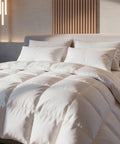 HANSE Premium Natural Hybrid Kopfkissen auf Hotelbett mit weißer Daunendecke vor Holzlamellen-Wand