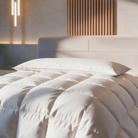 HANSE Premium Seitenschläferkissen auf Hotelbett mit weißer Daunendecke vor Holzlamellen-Wand