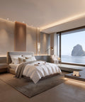 Luxushotel-Suite mit Meerblick, gemachtem Bett, Handtüchern und Bademantel auf dem Sessel