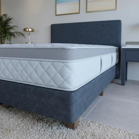 Modernes Hotelbett mit hochwertiger Matratze in stilvollem Schlafzimmer, inspiriert von luxuriösen Hotelzimmern und erstklassigem Schlafkomfort.
