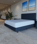 Modernes Schlafzimmer mit weißem wasserdichtem Matratzenschoner auf einem Boxspringbett für hygienischen Schlafkomfort und zuverlässigen Matratzenschutz