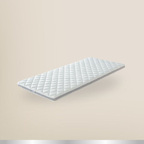 Premium Gelschaum Topper mit ergonomischer Kassettensteppung und komfortabler Liegefläche für eine optimale Druckentlastung während des Schlafs.