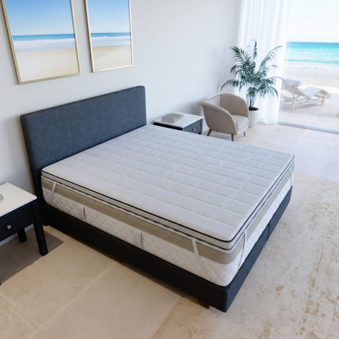 Premium Gelschaum Topper auf einem modernen Bett in stilvoll eingerichtetem Schlafzimmer mit hochwertiger Hotelatmosphäre.