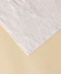 Detailaufnahme eines weißen Handtuchs aus dem Premium Luxushotel-Handtücher 4er Set mit sauber verarbeitetem Rand und dichter Baumwollstruktur.