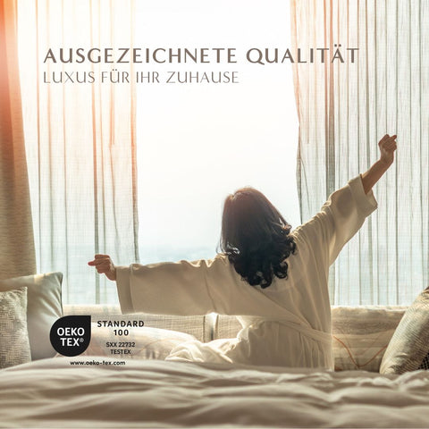 Frau öffnet morgens die Vorhänge neben einer OEKO-TEX zertifizierten Natural Hybrid Bettdecke für luxuriösen Schlafkomfort