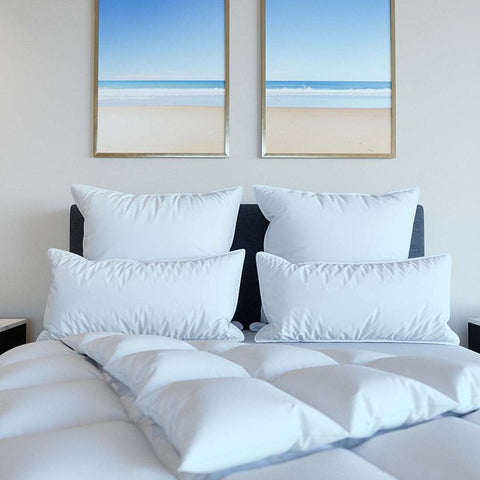 Mehrere Select 3-Kammer-Kissen dekorativ auf einem modern eingerichteten Bett arrangiert, passend zu hochwertiger Hotelbettwäsche.