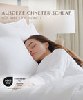 Frau schläft entspannt unter einer Halbdaunendecke für gesunden und erholsamen Schlaf