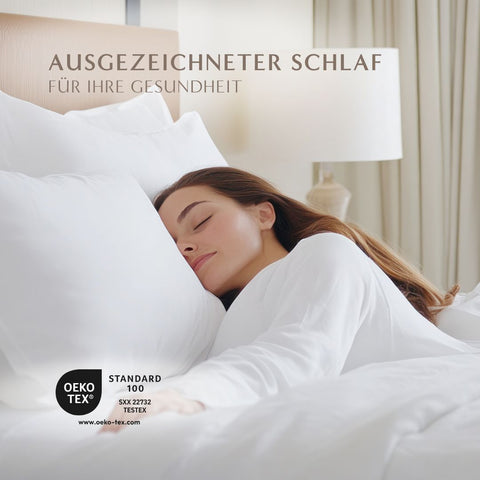 Frau schläft entspannt unter einer federfreien Bettdecke für gesunden und erholsamen Schlaf
